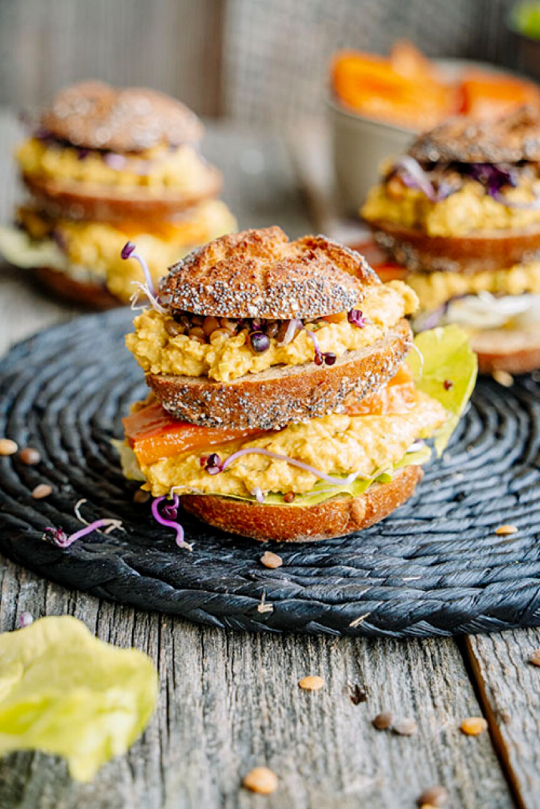 Tours de pistolets du soir avec salade aux œufs végétalienne, mélange de lentilles et carottes grillées