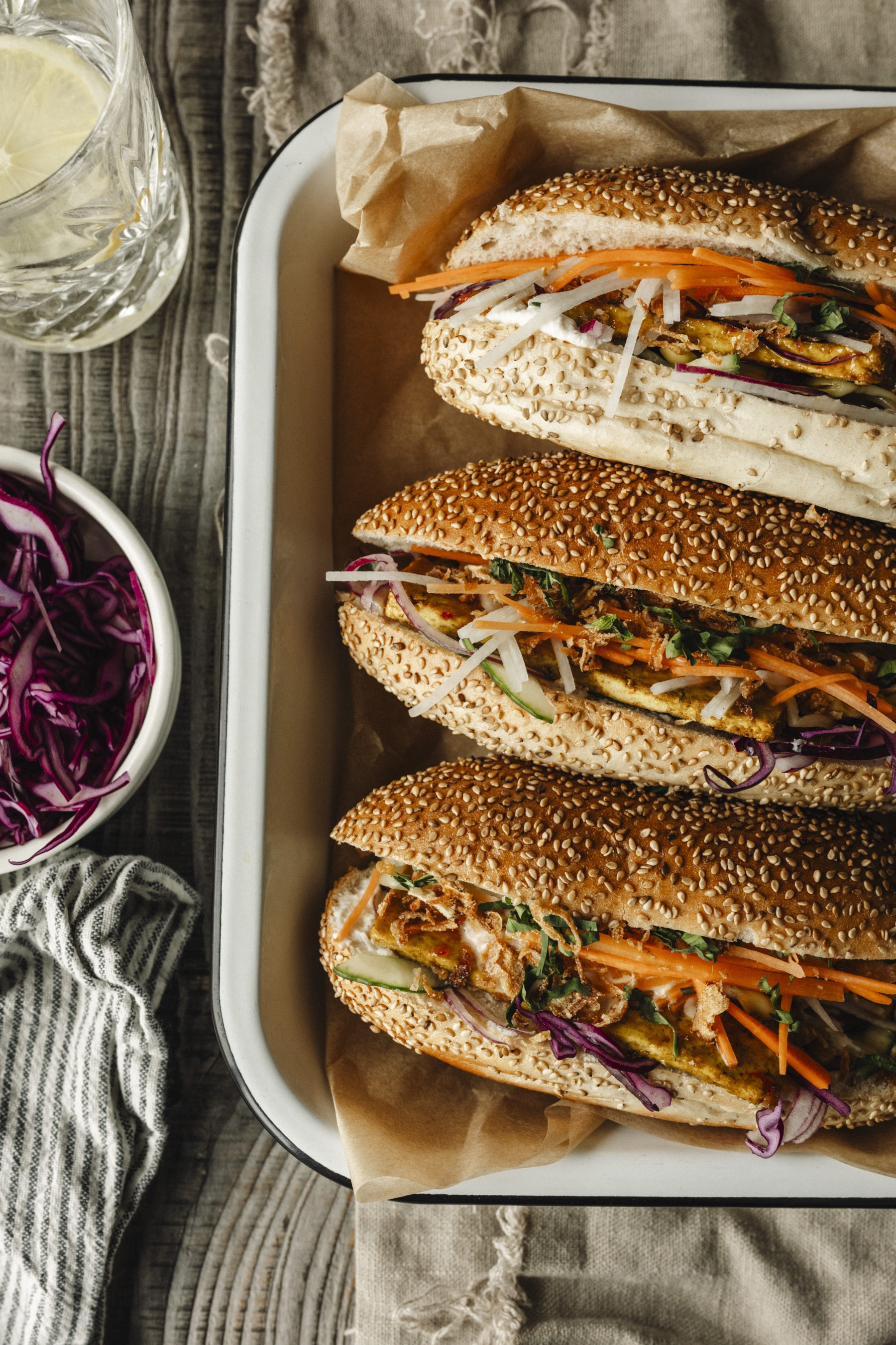 HOT DOG BUNS BÁHN MÌ MET GEGRILDE TOFU & CITROENGRAS