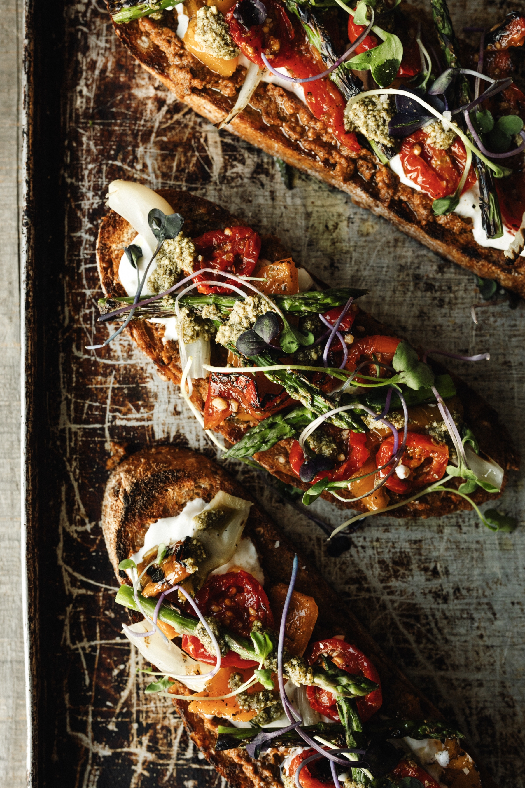 SUMMER VEGGIE TOAST MET FIOR DE LATTE