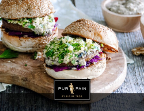 Burger champignon BBQ, gremolata au fromage, aïoli d’ail noir et feuilles de betteraves.