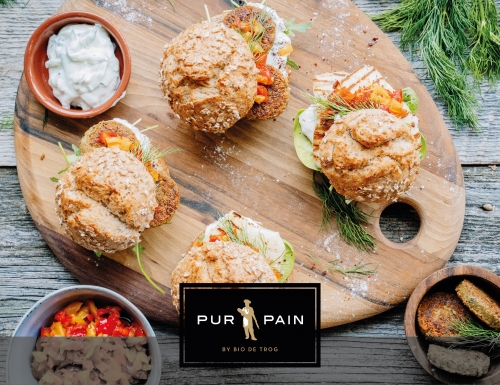 VOLKOREN PISTOLETS MET TZAZIKI PAPRIKA-TARTAAR EN HALOUMI OF FALAFEL